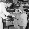 Shopping for sweets in Helsinki, 1959. István Rácz / Finnish Heritage Agency’s picture collections
