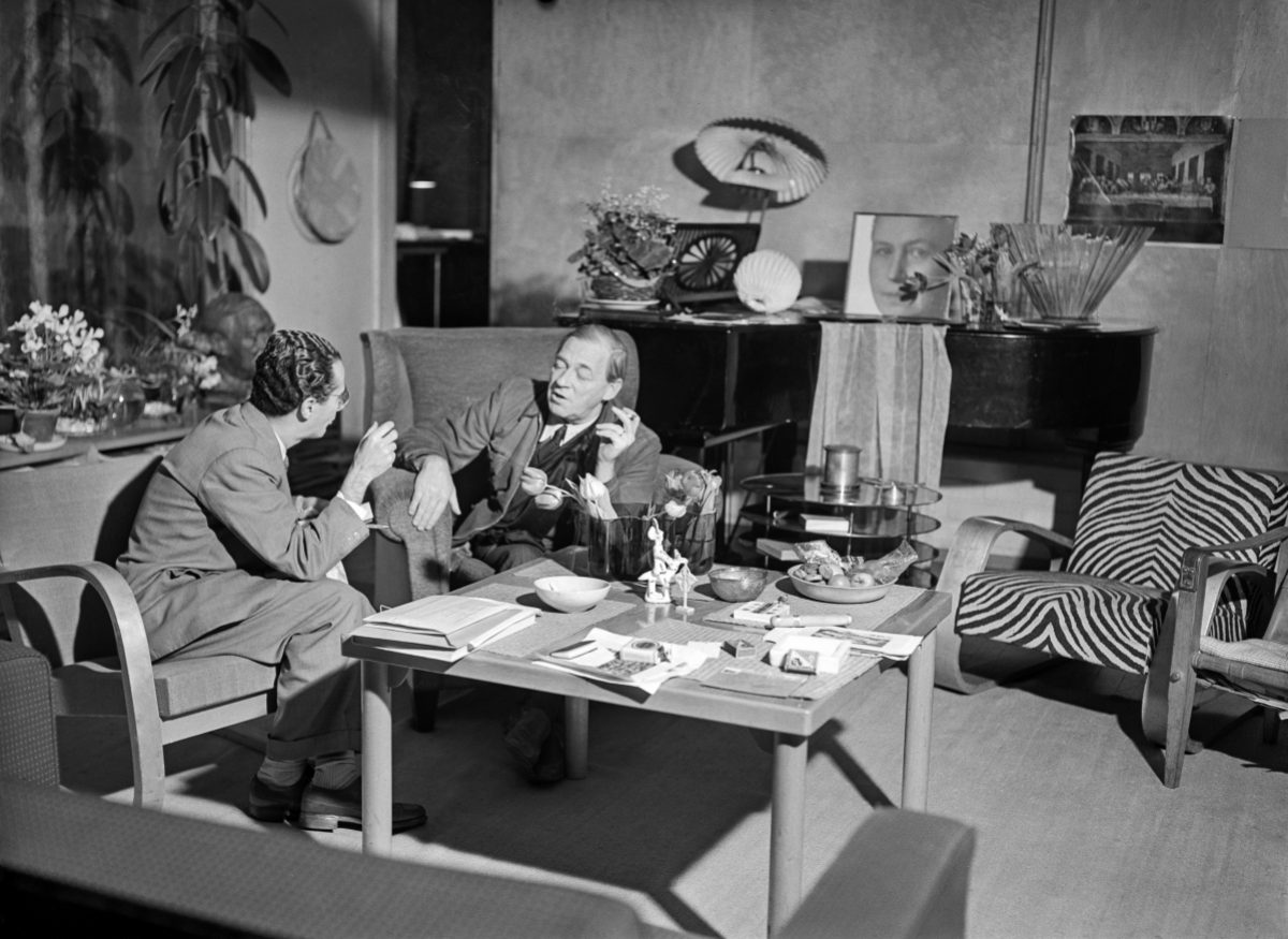 Alvar Aalto i sitt ateljéhem i Munksnäs i januari 1952. Bild: Nasakuva / Journalistiska bildarkivet JOKA / Museiverket