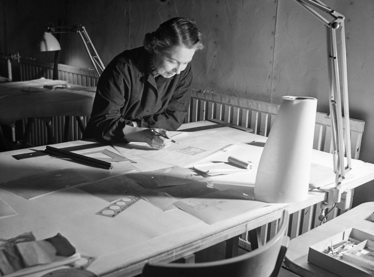Arkitekt Elsa-Kaisa Mäkiniemi (senare Elissa Aalto) på Aaltos kontor i Munksnäs 9.1.1952. Bild: Nasakuva / Journalistiska bildarkivet JOKA / Museiverket