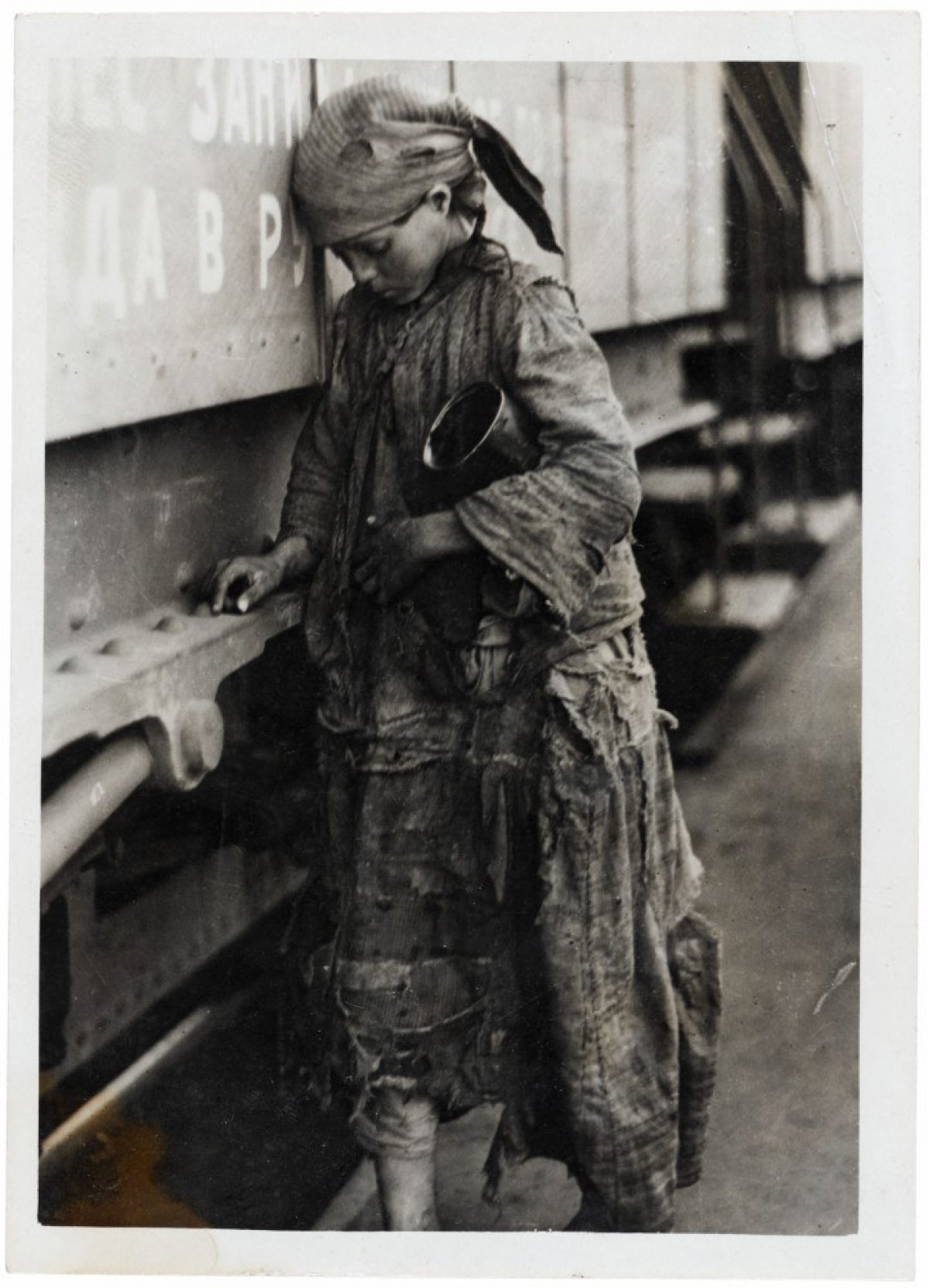 En flicka samlar sädeskorn på järnvägsstationen i Samara 17.8.1921. Otavamedia / Journalistiska bildarkivet JOKA / Museiverket