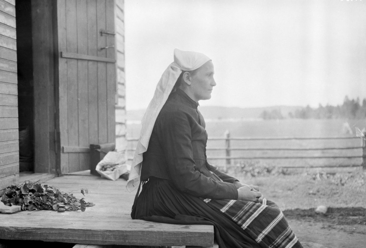 En fru från Jääskeläinen med slöja på huvudet 1914. U. T. Sirelius / Museiverkets bildsamlingar