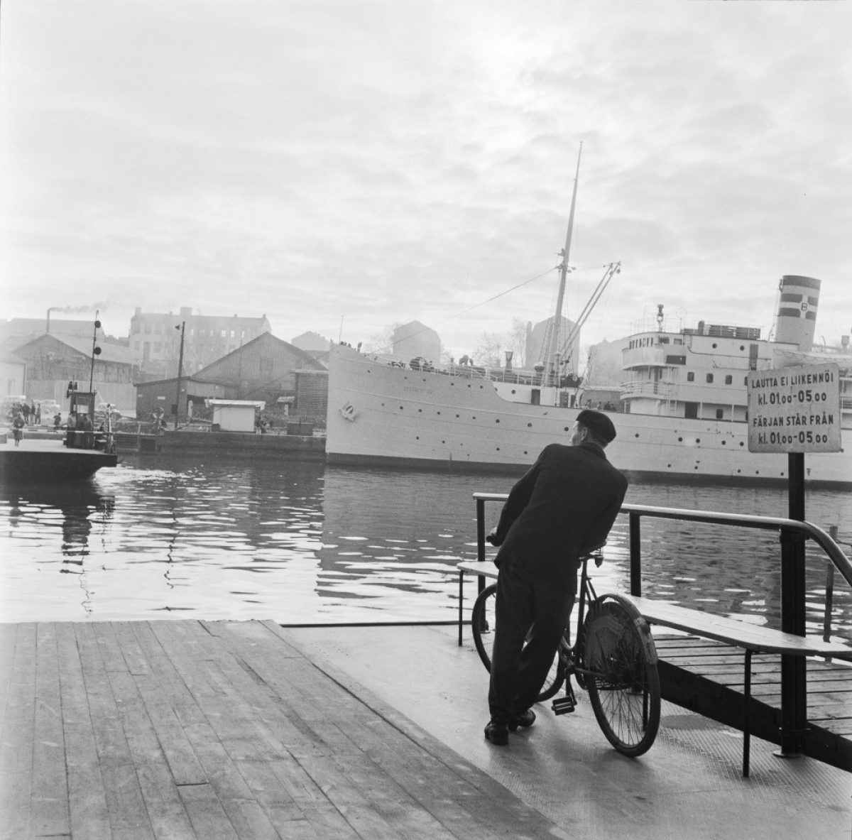 Vid stranden av Aura å i Åbo 1958. István Rácz / Museiverkets bildsamlingar