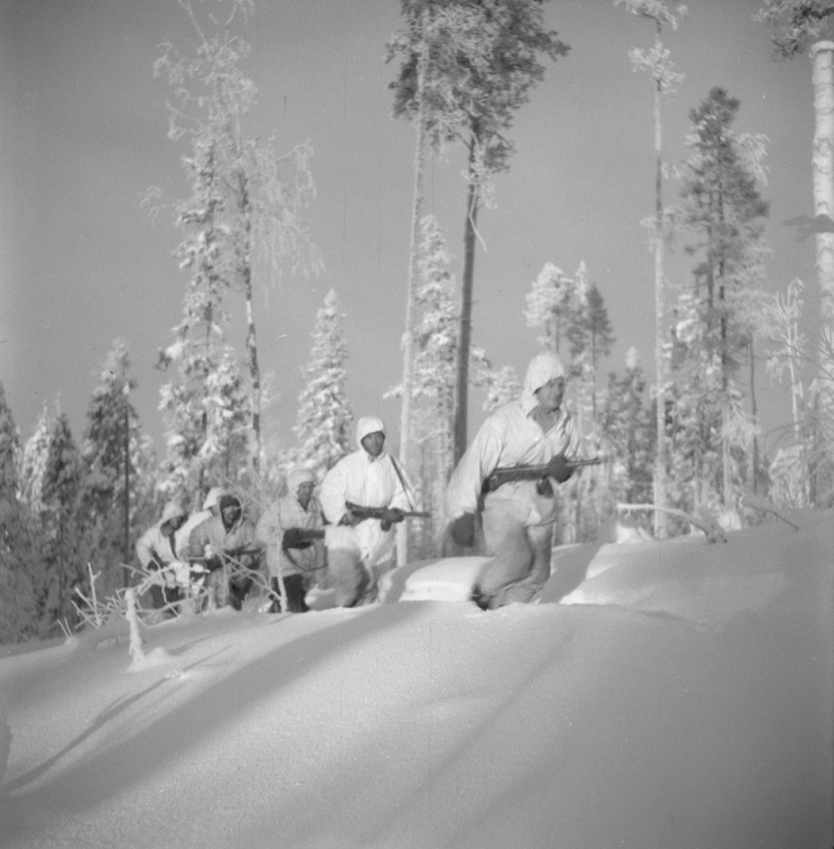 Soldater springer till larmpositioner i Karhumäkiregionen i Östra Karelen 1942. István Rácz / Museiverkets bildsamlingar