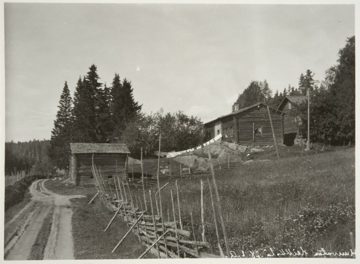 Heikkilä farmhouse in Huuvala, Tammela, in 1928. Photo: Esko Aaltonen, Ethnographic Picture Collection, Finnish Heritage Agency