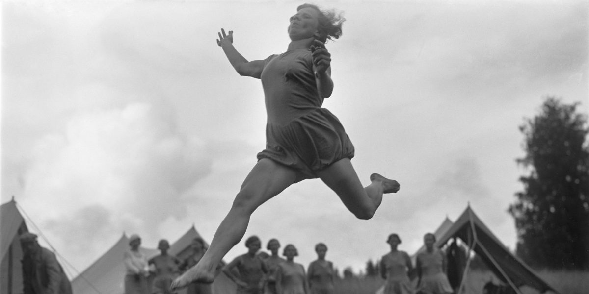 A jump off a springboard (cropped image). Photo: Kaleva / Press Photo Archive JOKA / Finnish Heritage Agency