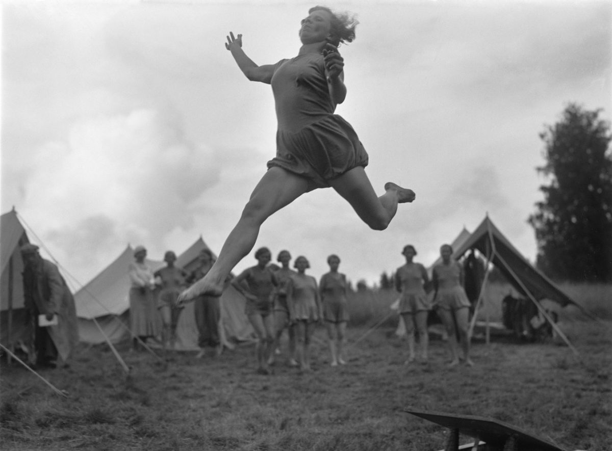 A jump off a springboard. Photo: Kaleva / Press Photo Archive JOKA / Finnish Heritage Agency