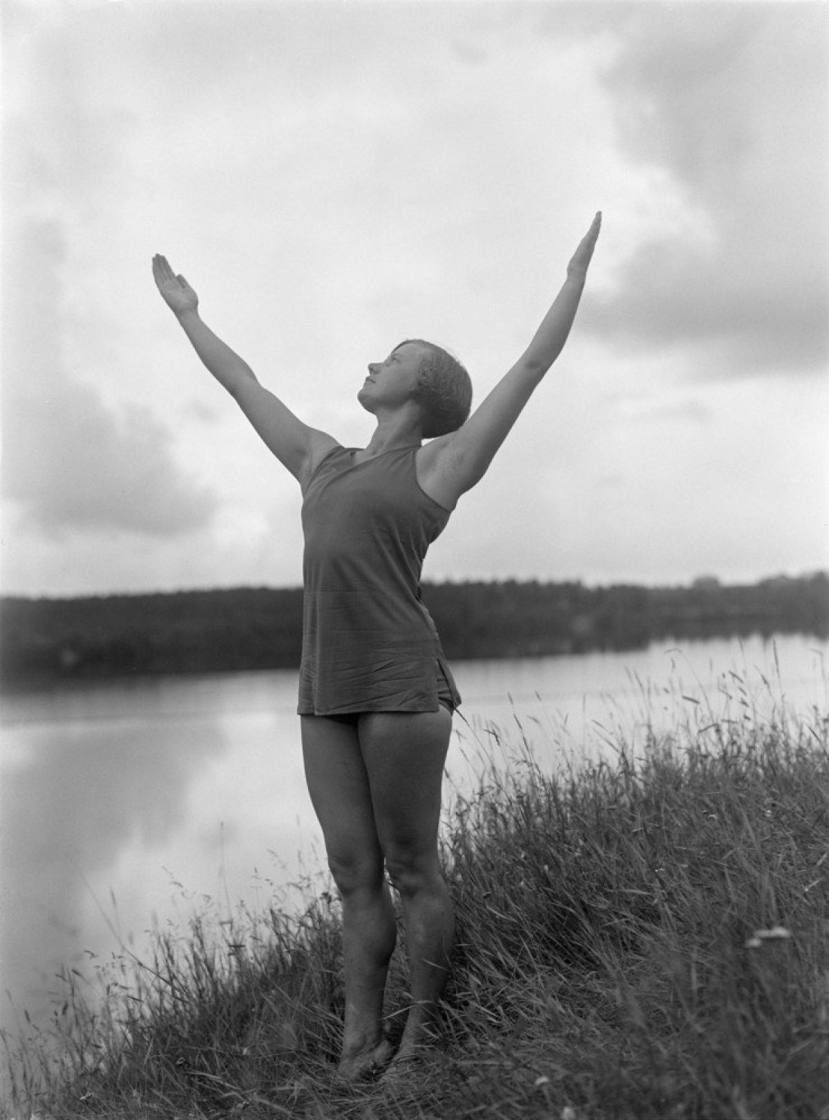 A gymnast in front of the riverside scenery. Photo: Kaleva / Press Photo Archive JOKA / Finnish Heritage Agency