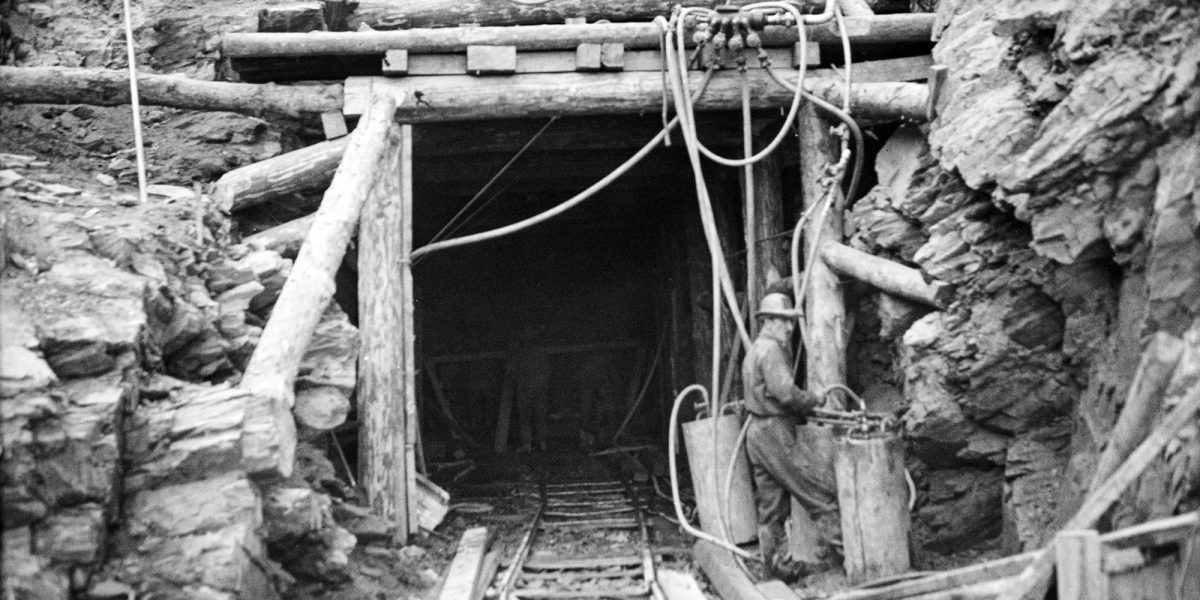 Kolosjoen tunnelityö alullaan vuonna 1937 (kuva rajattu). Kuva: Niilo Tuura / Niilo Tuuran kokoelma / Museovirasto