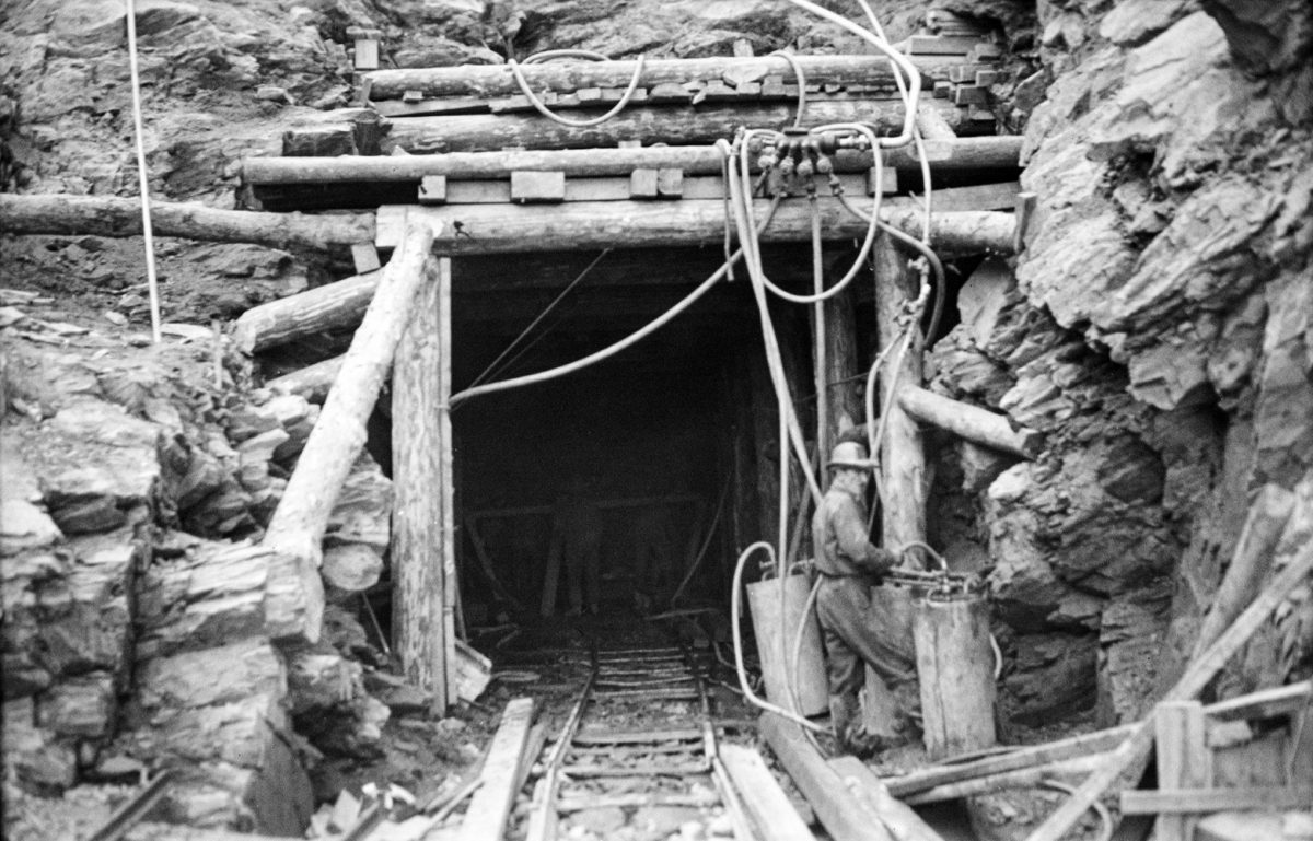 Tunnelarbete i sin linda i Kolosjoki år 1937. Bild: Niilo Tuura / Niilo Tuuras samling / Museiverket