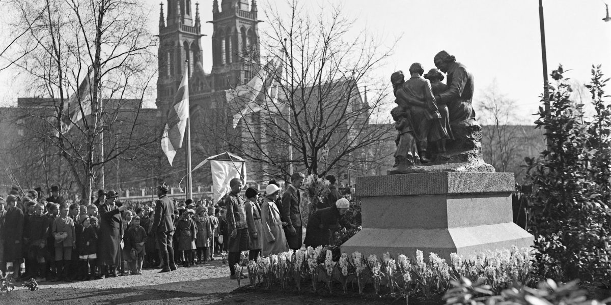 Avtäckningsceremonin för Zacharias Topelius minnesmärke på skvären vid Bangatan på Floradagen den 13 maj 1932. Med statyn ville man hedra förutom Topelius, även alla barn i Finland (beskuren bild). Bild: Hugo Sundström
