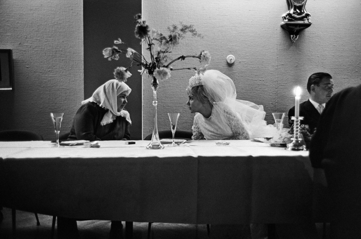 Jussi och Ritva Laisaaris bröllop 1965. Från vänster Amalia Mutanen, Ritva Laisaari (född Boström) och Jussi Laisaari. Bild: Helge Heinonen / Journalistiska bildarkivet JOKA
