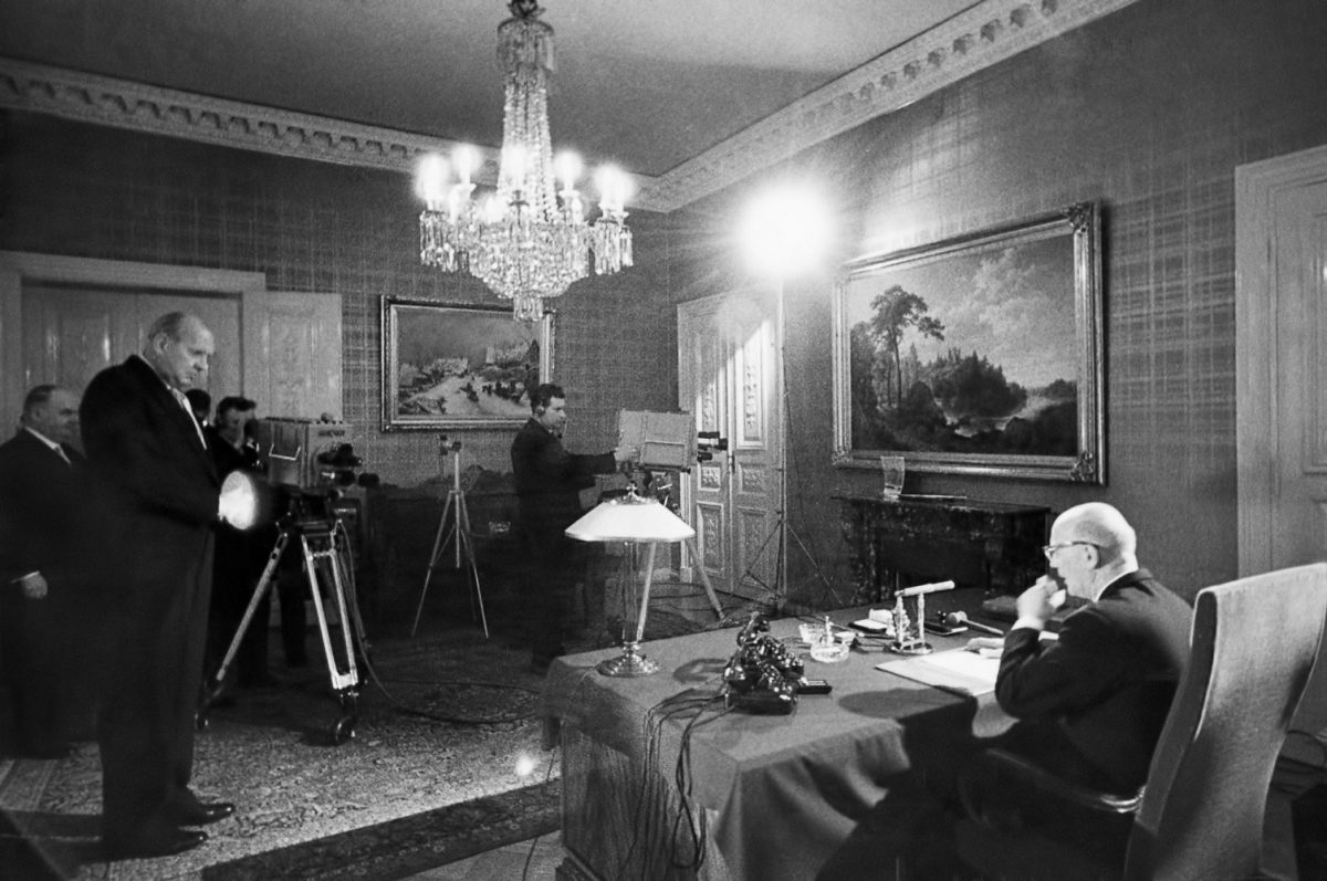 President Kekkonen’s New Year’s speech in 1959 is being broadcast over TV and radio from the Presidential Palace. Director General Einar Sundström (left) from the YLE and Technical Director Paavo Arni. Photo: Jussi Pohjakallio / Otavamedia / JOKA