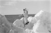 En säljägare tittar med kikare från randen av den fasta isen. Bortom det öppna havet syns Hogland. Foto: Jorma Jussilainen / Museiverkets Bildsamlingar. Objektinumero: KK2953:189