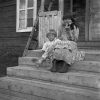 Kenttäs Sandra i Äkäslompolo 7.7.1954. Intill står sondottern Birgitta, som även kallades för Pikkumuori (Lill-husmor), eftersom hon nästan alltid följde med sin farmor. Foto: Eero Sauri / Journalistiska bildarkivet JOKA / Museiverket
