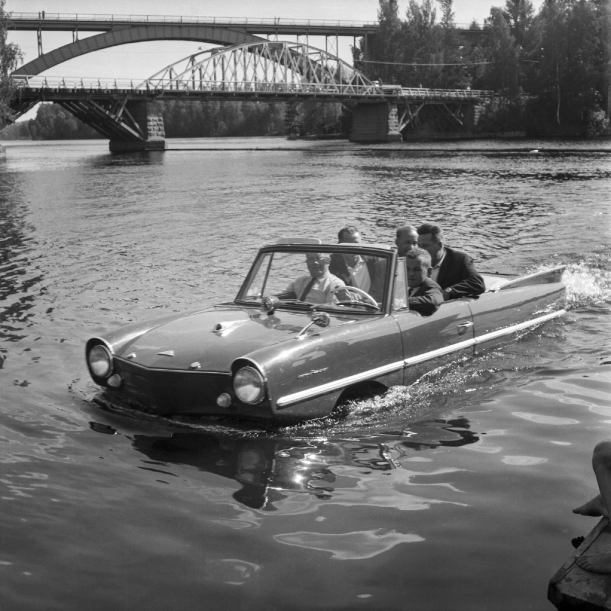 Vattenbil i Jyrängönvirta i Heinola 6.7.1963. Amphicars hastighet i vattnet var 14 km/h, på landsvägen 100 km/h. Den höll passagerarna torra.​​ Foto: Itä-Häme / JOKA / Museiverket