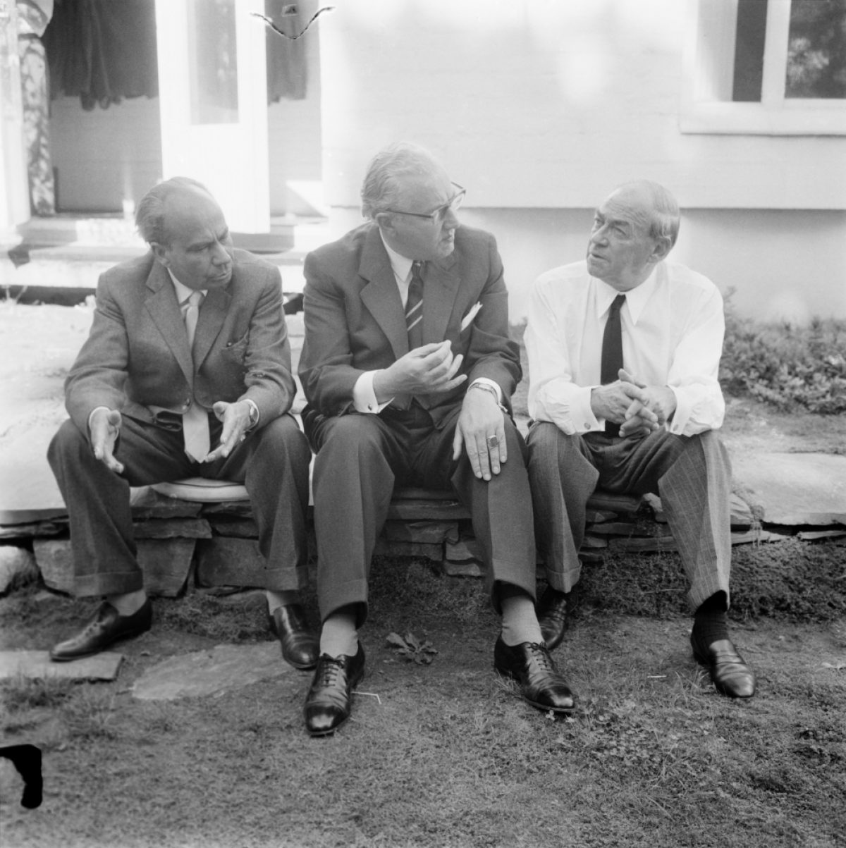 German city planners Johann Hebebrandt and Werner Hollantz visiting Alvar Aalto at his office in Munkkiniemi at the turn of the 1950s and 1960s.​ Photo: Uusi Suomi - Iltalehti / JOKA / Finnish Heritage Agency​