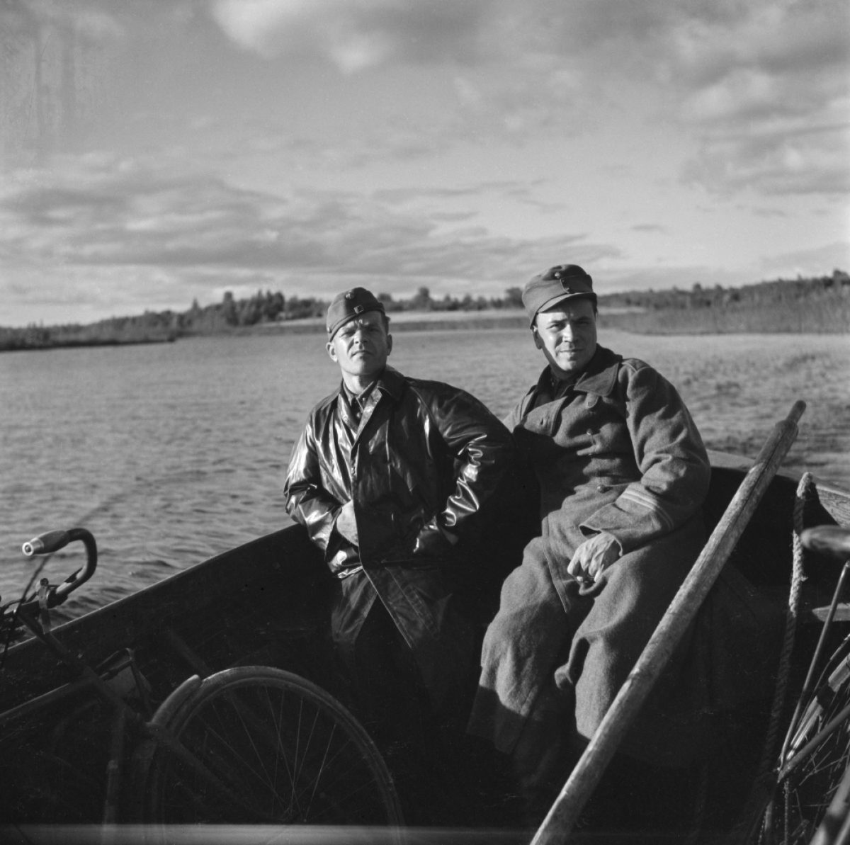 Författare Oiva Paloheimo (vän.) och löjtnant K. Nykänen i Östkarelen, 1942–1943.​ Foto: Eino Nikkilä / Museiverkets Bildsamlingar