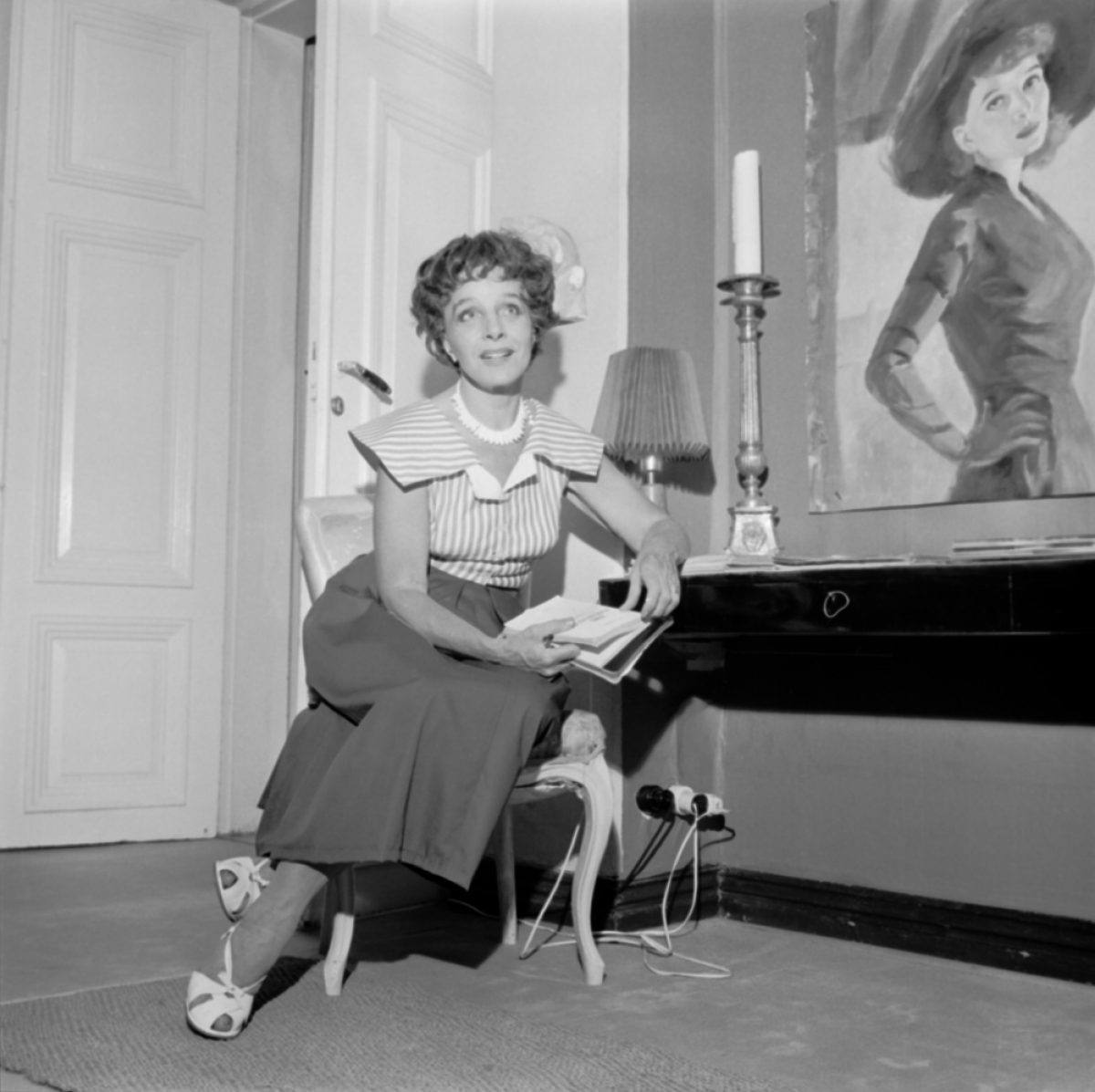 Skådespelaren Ella Eronen i sitt hem 3.8.1959. Foto: Mauri Vuorinen / Uusi Suomi - Iltalehti / JOKA / Museiverket​