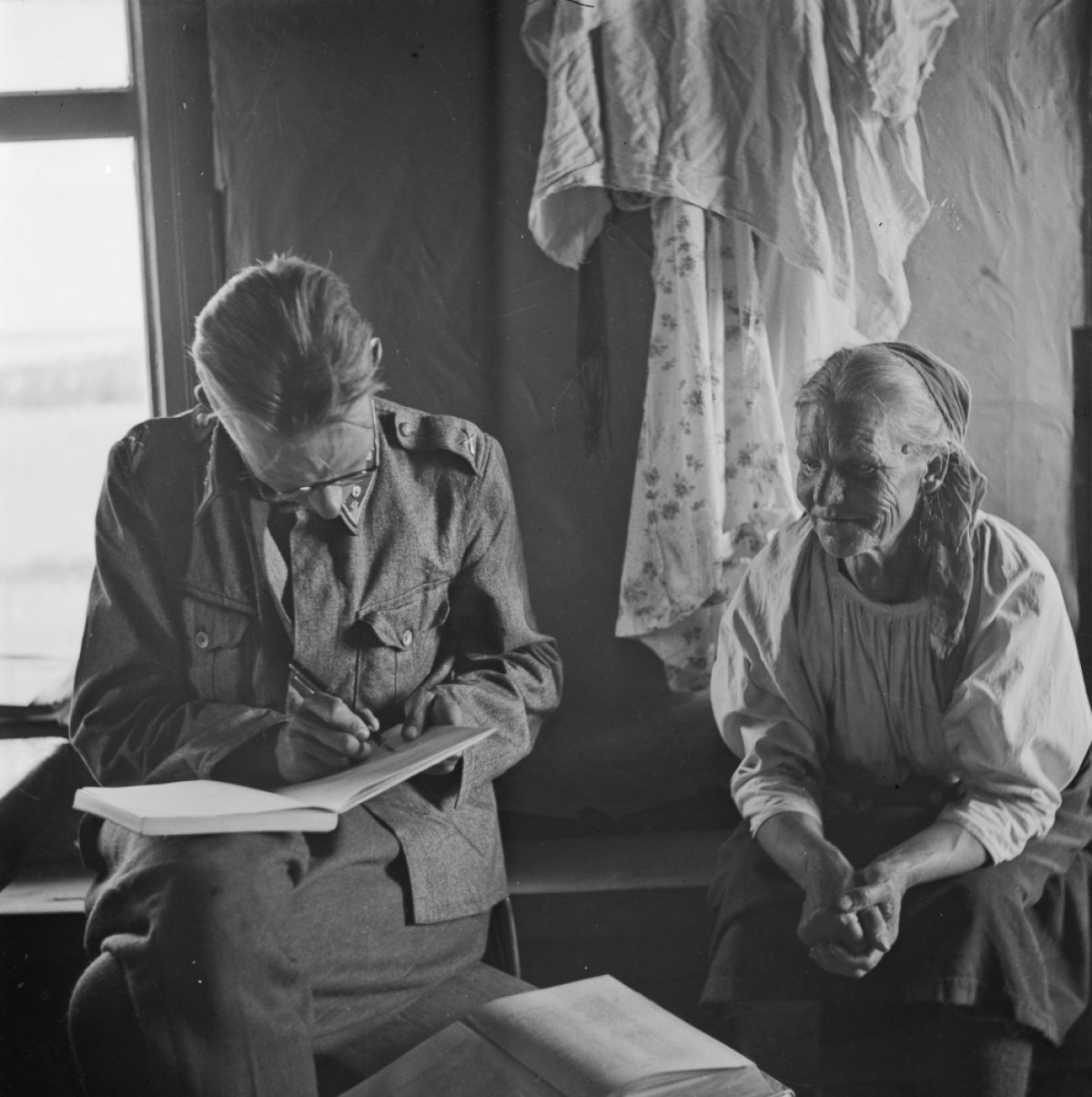 Väinö Kaukonen interviewing Anni Huotarinen in Akonlahti, Kontokki. Photo: Väinö Kaukonen / Picture Collections of the Finnish Heritage Agency​