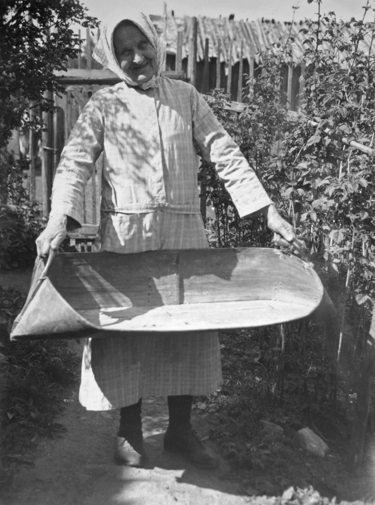 Bondhustrun Maria Mattila med en vanna i handen i byn Haankylä i Karelen i Egentliga Finland 1933. Foto: Tyyni Vahter / Museiverkets Bildsamlingar