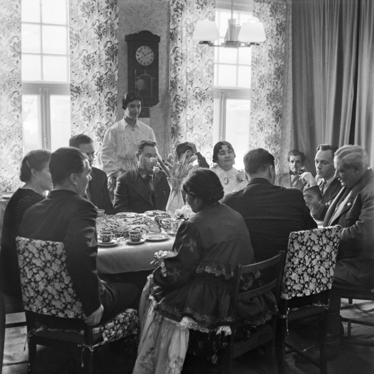 Kalle och Elli Hagerts släkt i Vallgård. Helsingfors, 1955. Foto: UA Saarinen / Journalistiska bildarkivet JOKA / Museiverket
