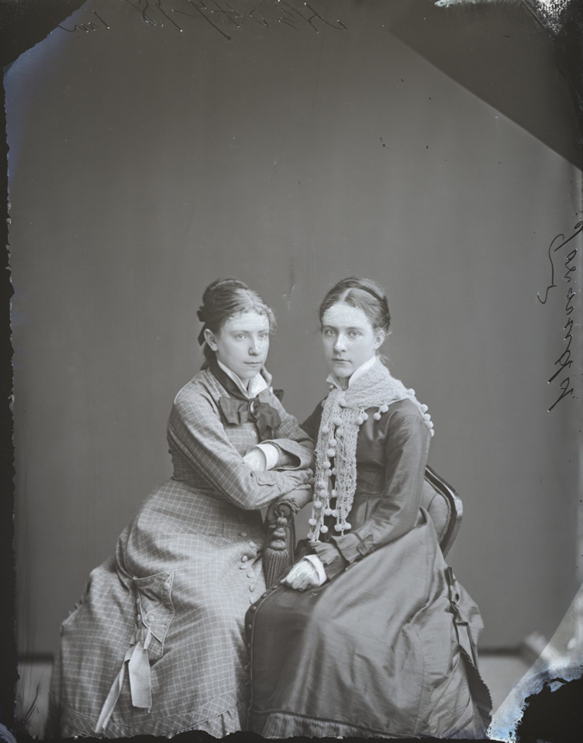 Lilli och Vivia Törnudd. Obehandlad råbild som gjorts om till positiv. Foto: Daniel Nyblin / Museiverkets Bildsamlingar