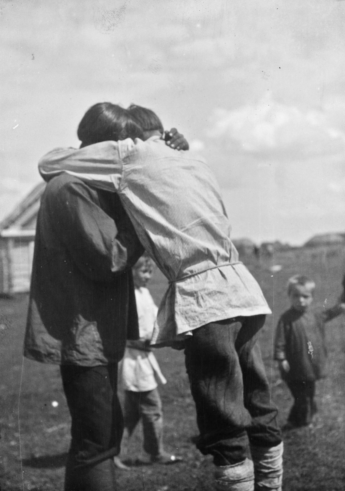 Barndomsvänner tar farväl av varandra innan de beger sig till kriget. Vetshkanovo, distriktet  Buguruslan, Mordva 1914. Foto: A. O. Väisänen / Museiverkets Bildsamlingar