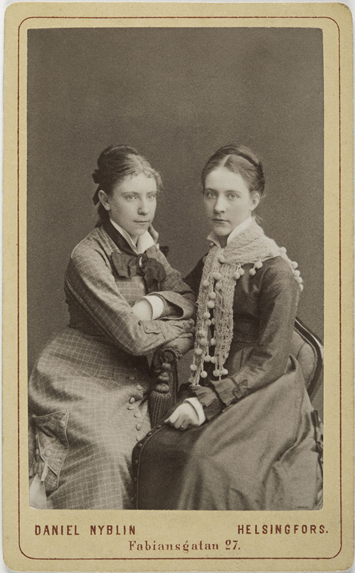 Lilli and Vivia Törnudd. Carte de visite, a print mounted on paper. Photo: Daniel Nyblin / Picture Collections of the Finnish Heritage Agency