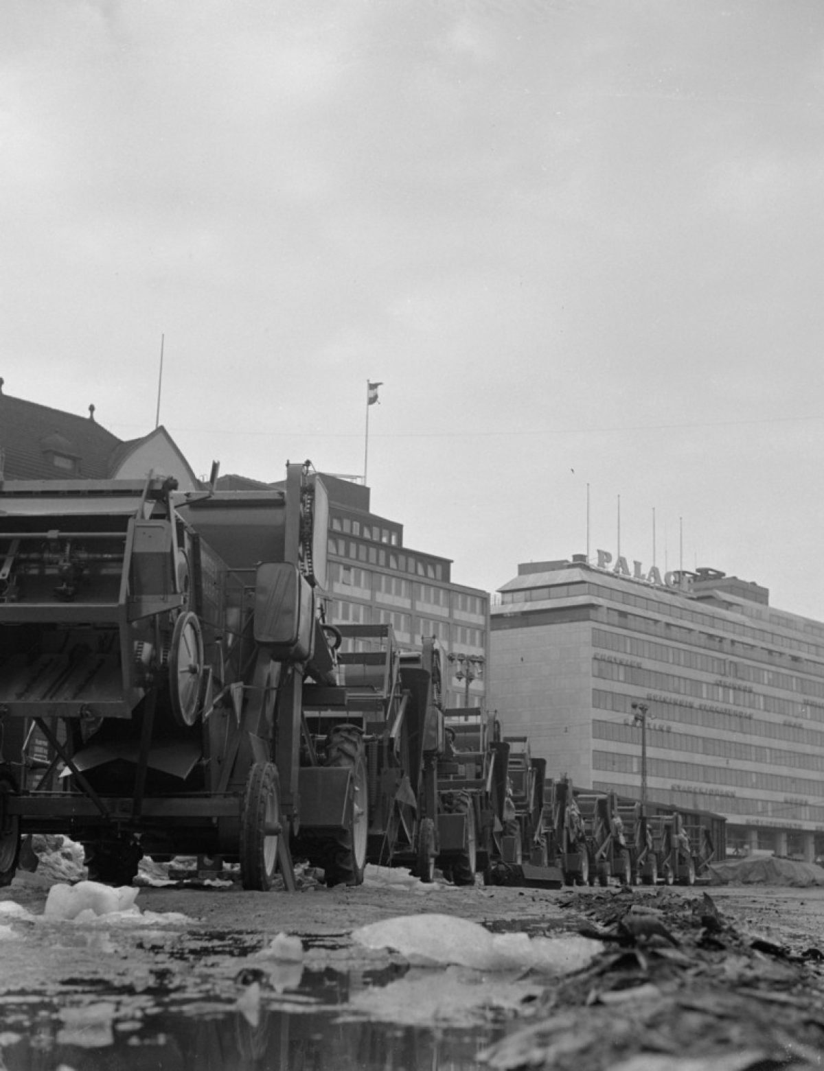 Skördetröskor på Södra Kajen i Helsingfors, 1956. Foto: Erkki Voutilainen / Maaseudun Tulevaisuus / JOKA / Museiverket