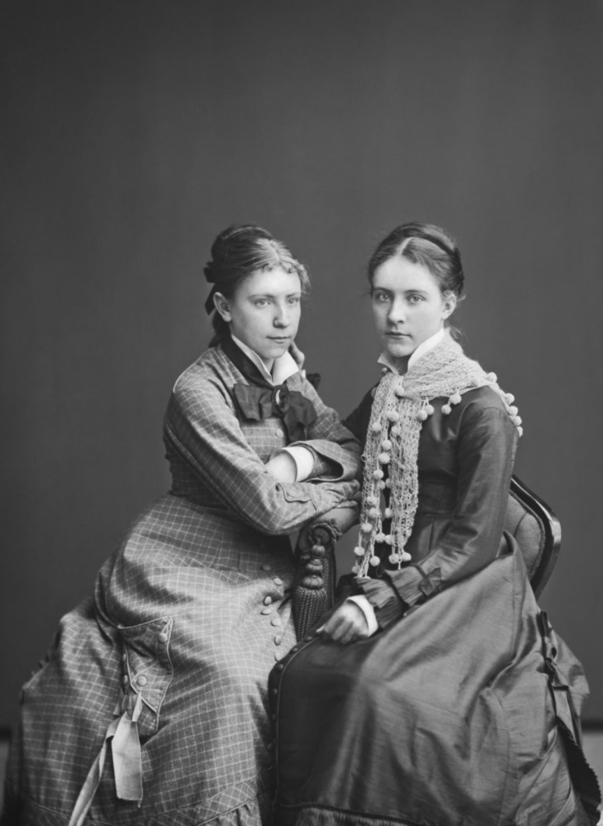 Fröknarna Lilli Törnudd och Vivia Törnudd. Lilli Törnudd arbetade som lärare i teckning och handarbete och var en av de utbildningsreformatorer som verkade i skiftet av 1800- och 1900-talet. Foto: Daniel Nyblin / Museiverkets Bildsamlingar