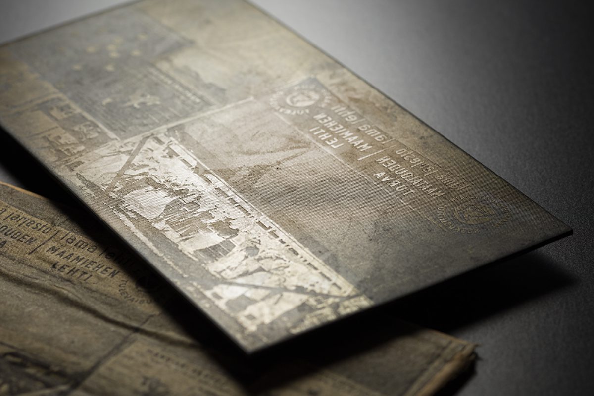 A halftone printing plate from the press photograph collection of Maaseudun Tulevaisuus and its newspaper wrapping. Photo: Ilari Järvinen / Finnish Heritage Agency
