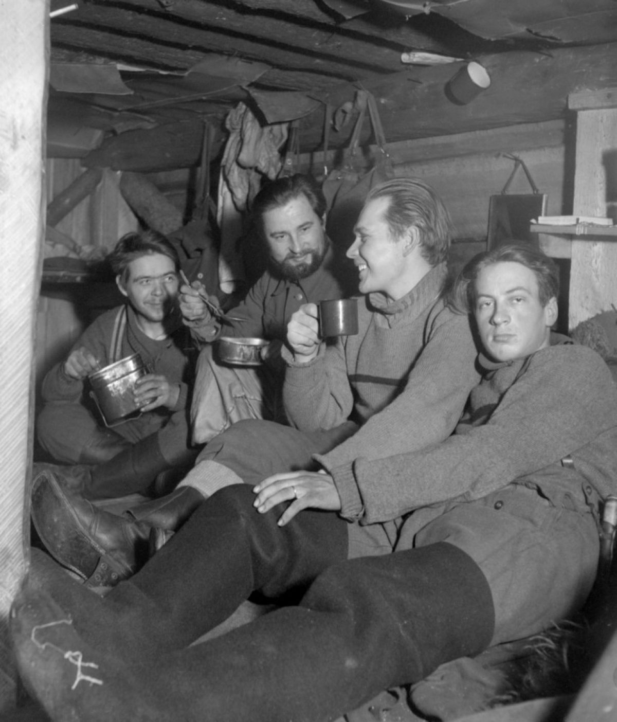 A mealtime in a dugout. Photo: István Rácz / Picture Collections of the Finnish Heritage Agency