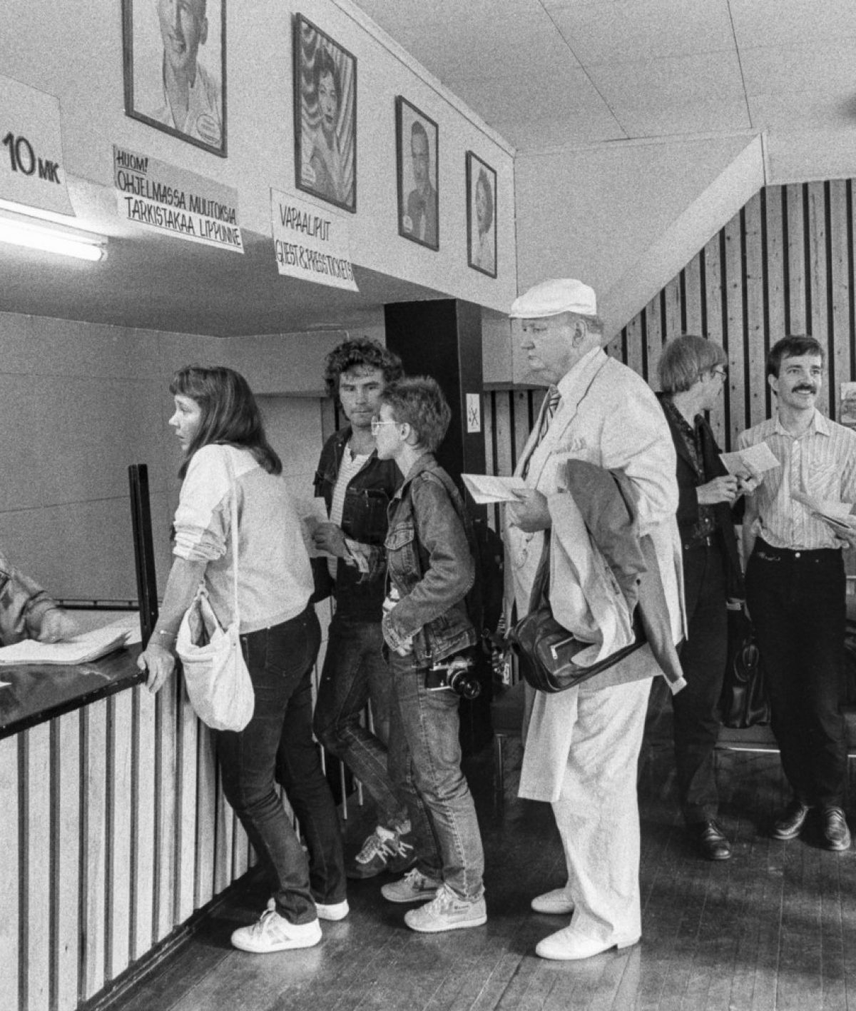 Biljettkön inför festivalens öppningsfilm Den vita renen på biografen Lapinsuu. År 1986 kostade en biobiljett 10 mark. Foto: Jarmo Kontiainen / Kaleva / JOKA / Museiverket