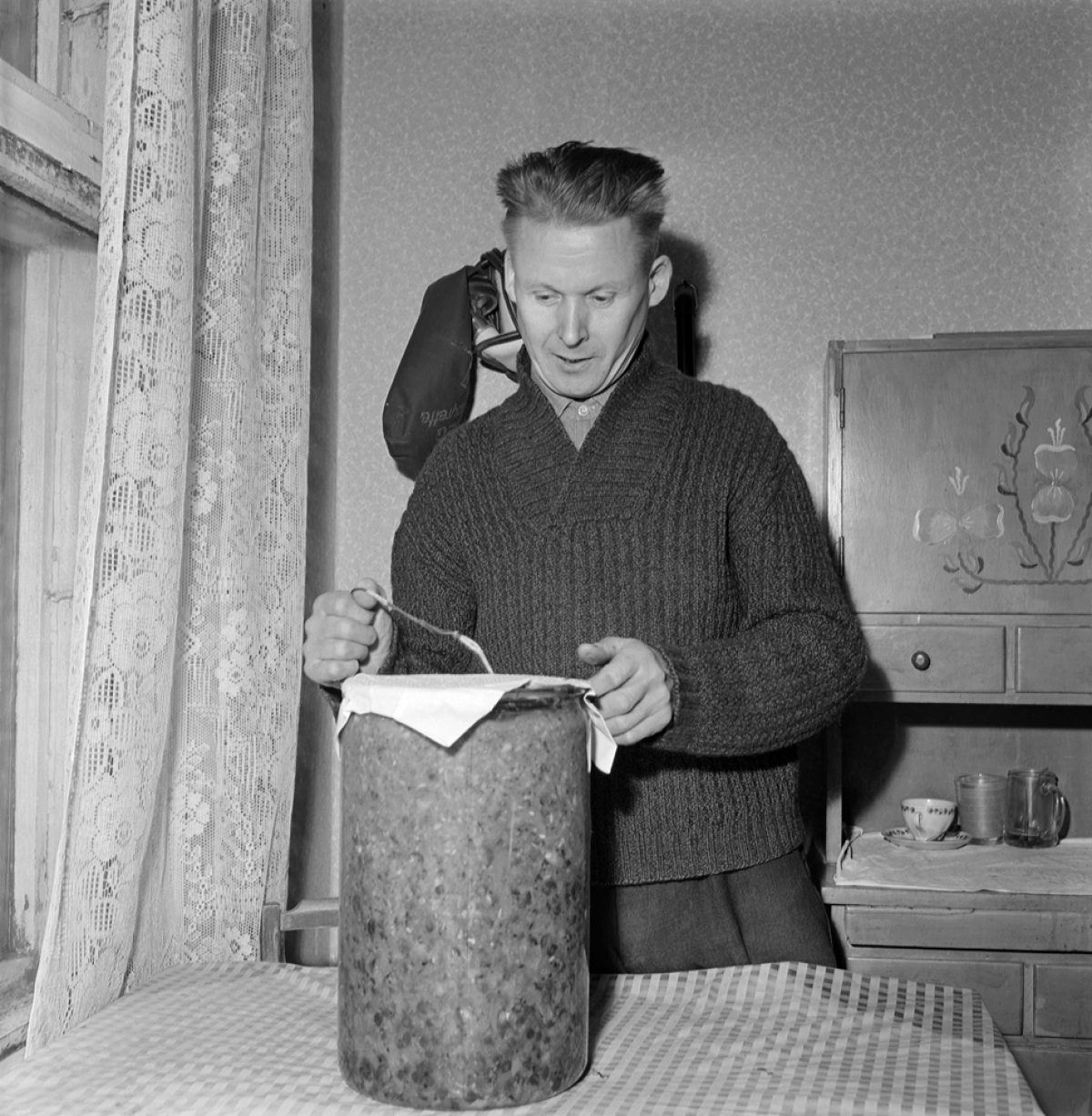 Johan Venninen esittelee talveksi säilömiään vihanneksia Hyvinkäällä 1959. Kuva: UA Saarinen / JOKA / Museovirasto